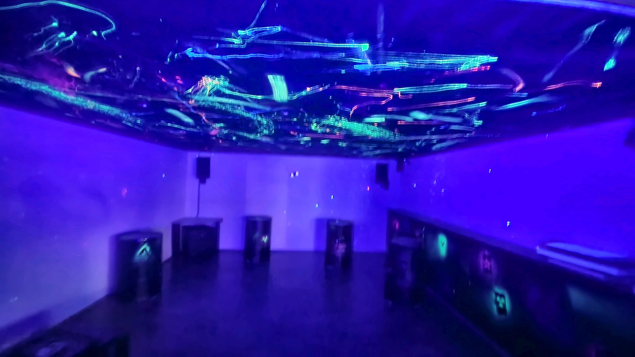 Originalaufnahme der Venue im blauen und violetten Schwarzlicht