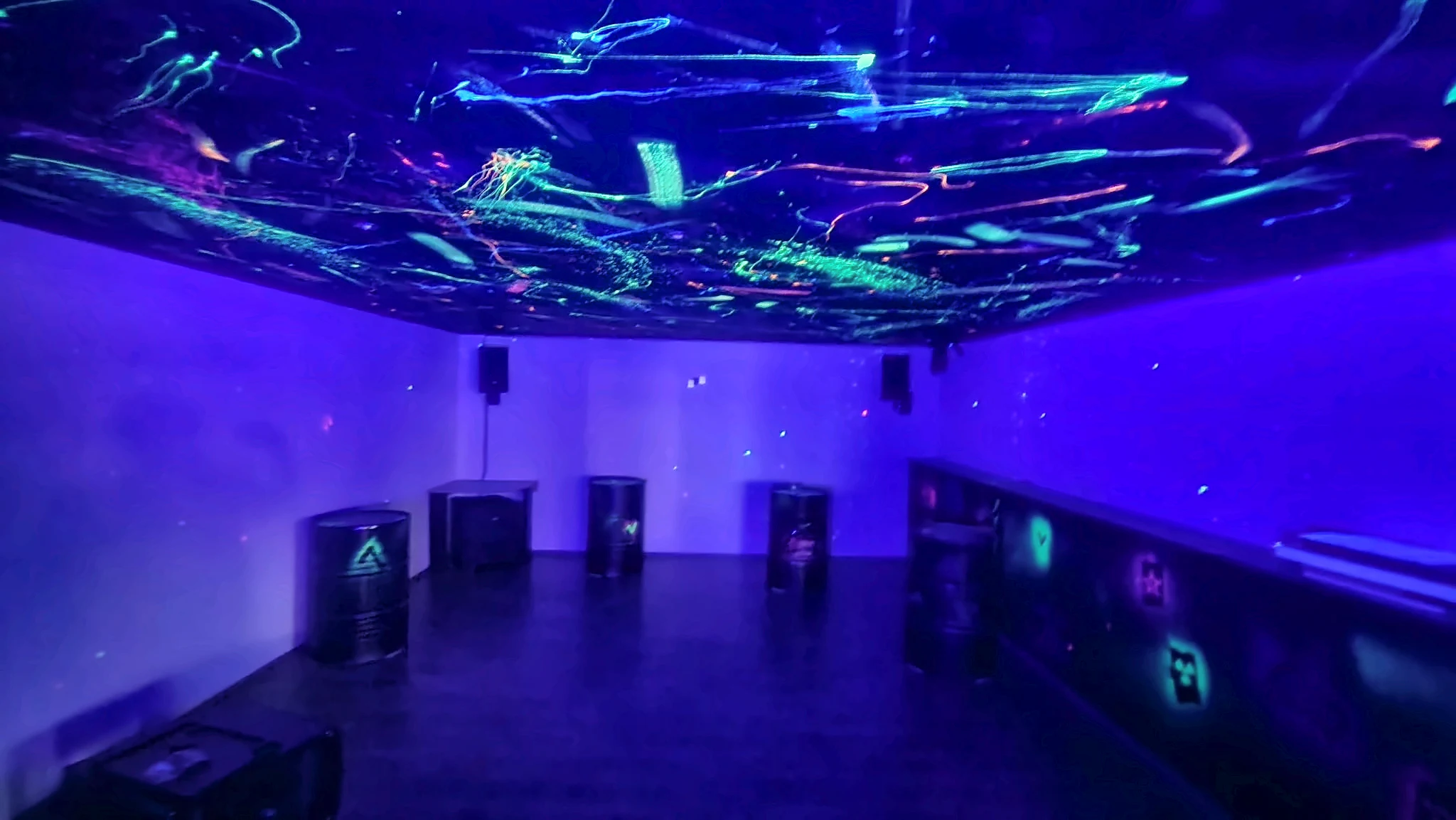 Originalaufnahme des leeren Raums mit fluoreszierender Decke