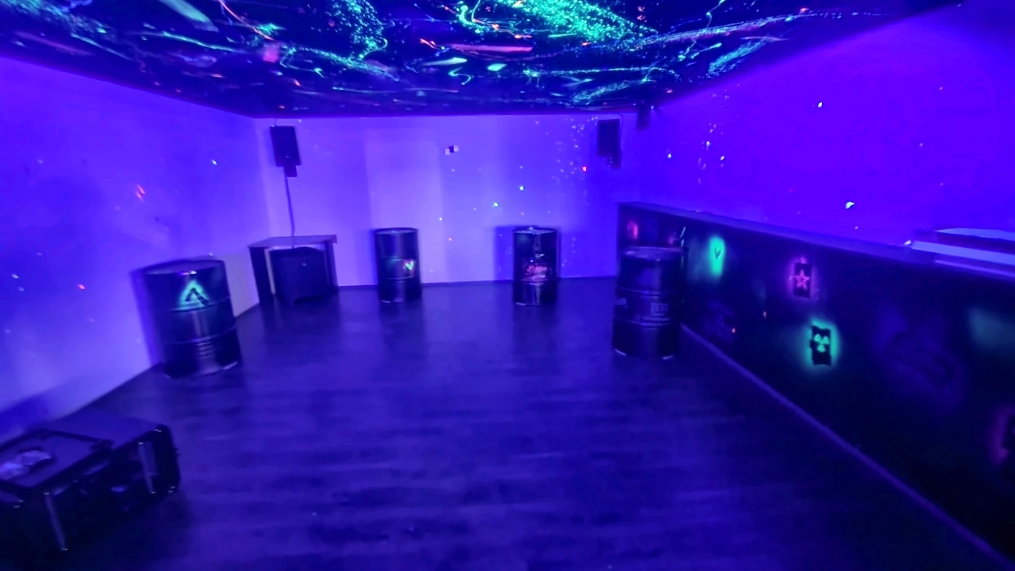 Weitere Originalansicht der schwarzlichtbeleuchteten Venue